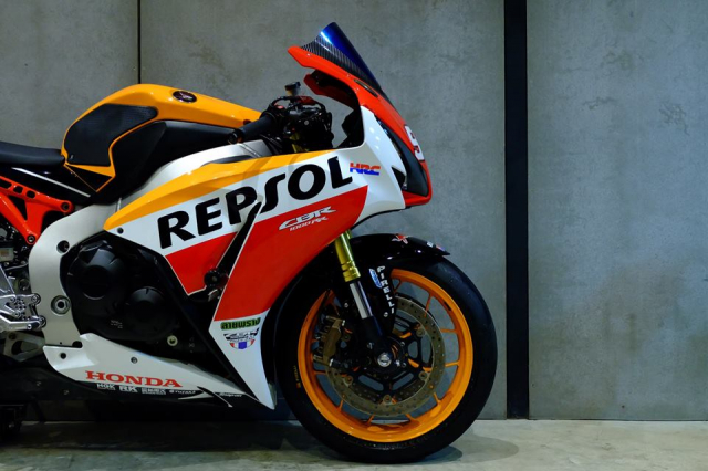 Honda CBR1000RR do day loi cuon trong dien mao Repsol Racing