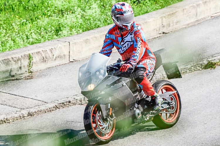 Lộ ảnh KTM RC390 2019 hoàn toàn mới trên đường chạy thử tại Áo Lộ ảnh KTM RC390 2019 hoàn toàn mới trên đường chạy thử tại Áo